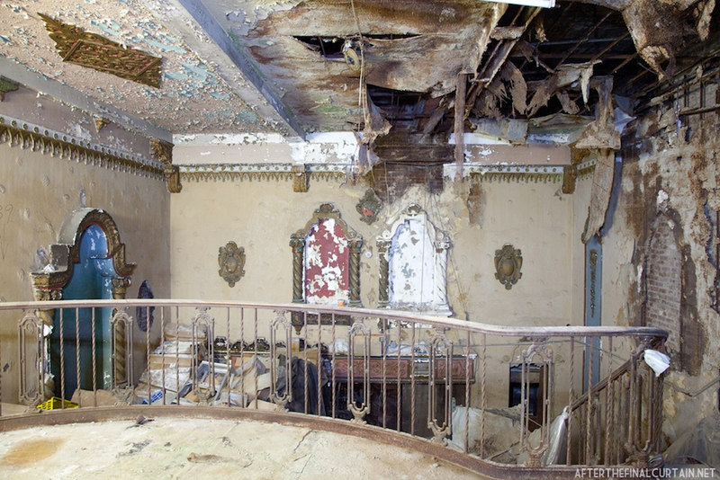 Illustration for article titled Gorgeous Old Movie Theaters That Have Fallen Into Ruin